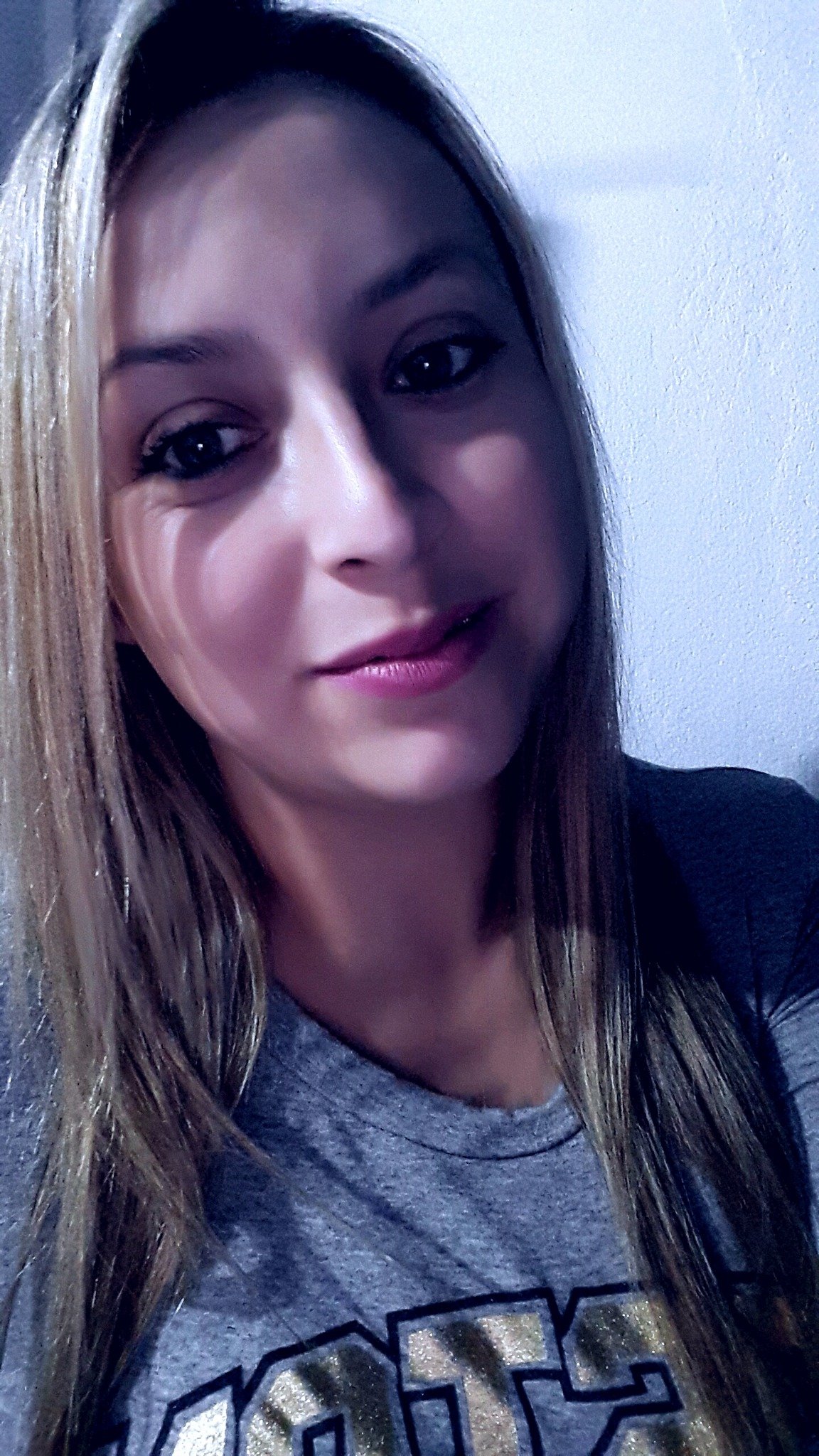 sou tudo o que eu nunca quiz ser o sorriso mascara a dor que levo comigo assim vou vivendo amando sofrendo mas vivendo.juntando os pedaços que restam de mim.