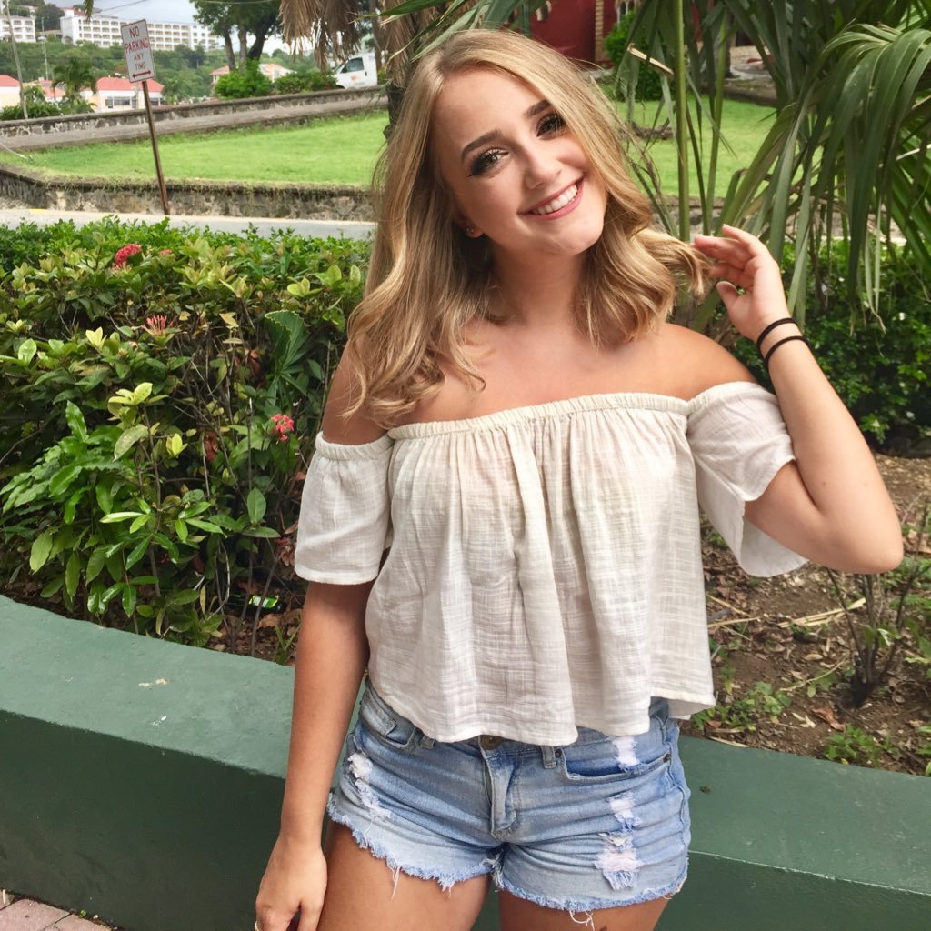 lindsayann394's profile picture. lover of cats, memes, and harry potter.         12.15.14 💕