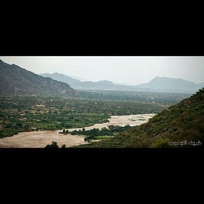 محب للمطر والخير