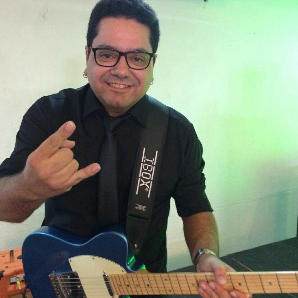 Professor de guitarra e guitarrista das bandas Mother Foca's e A Baladeira! Endorsee das marcas:Tagima, Solez, Mac, Ibox e JC luthier!