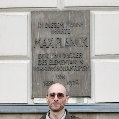 scomunicatore's profile picture. retweeting is not tweeting. just saying.