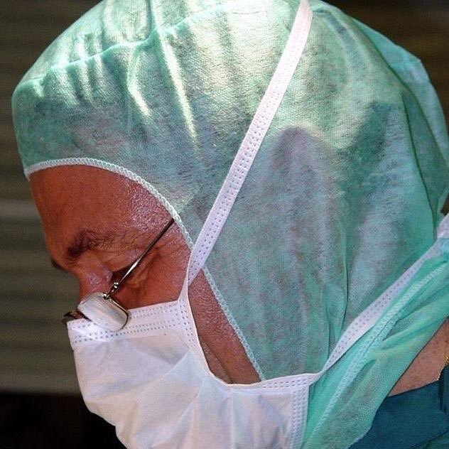 Cirurgião Plástico especializado em Cirurgia Estética que atua em Santos/Brasil e em Mannheim/Alemanha.