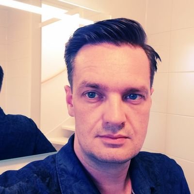Business Intelligence goeroe | Freelance webdesigner | 1977 | Muzikaal | Ambiteus | Happy single | Doet z'n eigen stunts zelf | COVID-19 vrij | Beschikbaar