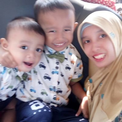 Bunda Cantik dari 2 anak Laki-Laki dan 2 anak perempuan 😁