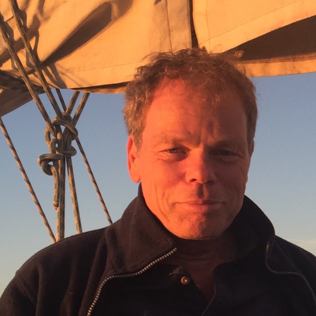 Communicatie, cultuur, media, politiek, journalistiek, filosofie. Verzot op zeezeilen multihulls, schrijven. Docent, sectorraad hbo AOB. Echtg. 2e lijn verlosk.