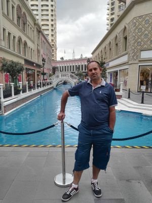 اقول لعيني احبسي اللحظات ولاتنظري ياعين باالسرقات فكم نظرة قادت القلب الى شهوة فأصبح القلب منها في حسرات