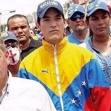 Venezolano. Abogado. Comprometido con el desarrollo de la Ciudad de Maracaibo. Fiel creyente de la formación.