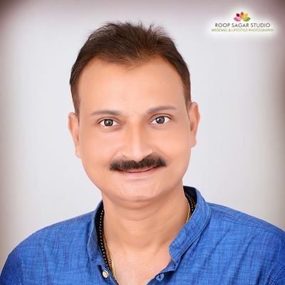जीवन क्या है चलता फिरता एक खिलौना है
दो आँखों में एक से हँसना, एक से रोना है !