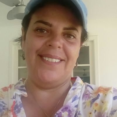 Adoro o Guaruja,virginiana,criativa,de bem com a vida está sou eu.