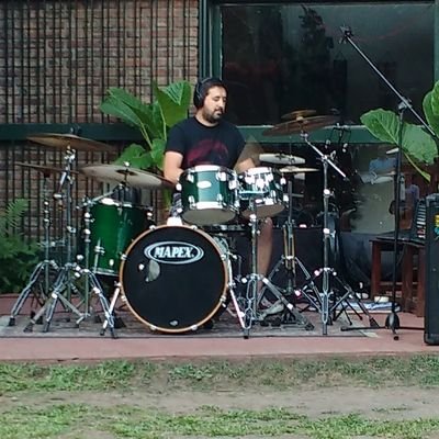 Intento de batero y conductor radial frustrado. Peleado con la vida, logró amigarse con ella. Fanatico de Boca, practicante de padre, casado con @kveronicap...