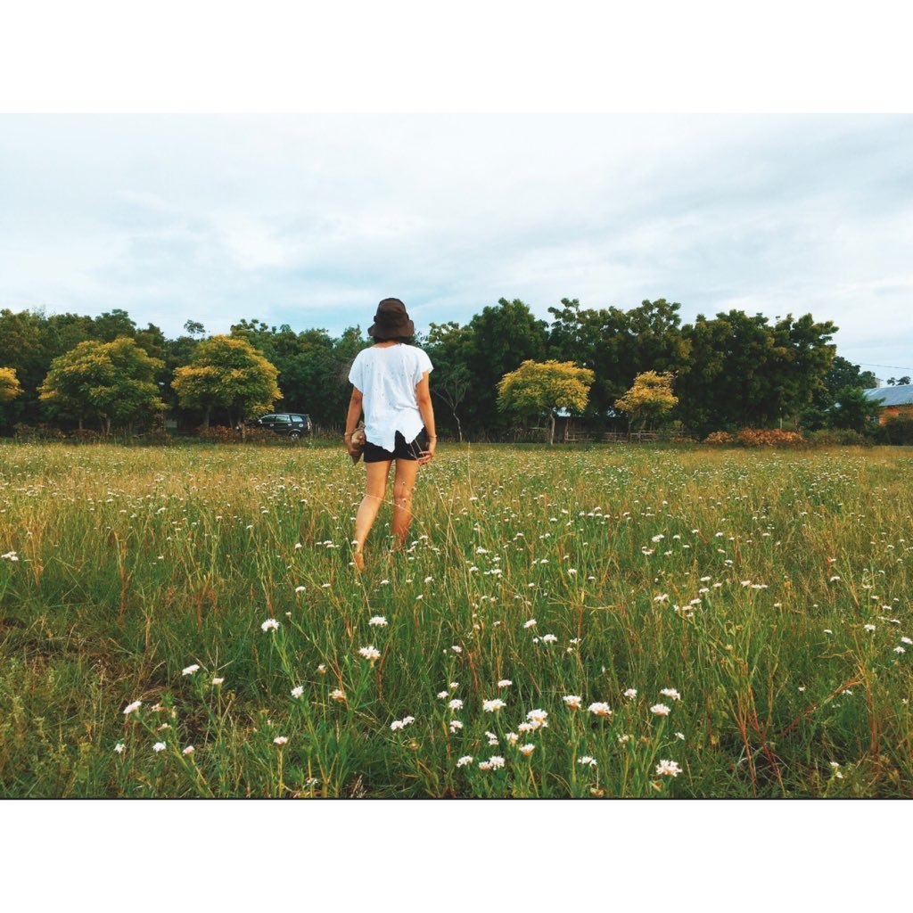 devarenitasari's profile picture.  we are born different, so be yourself because you're special 