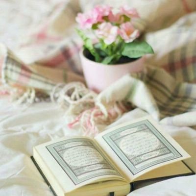 الذين يعيشون مع القرآن تلاوة وحفظا ينفردون  بخاصية رائعة فهم كلما استمالتهم الدنيا جذبهم القرآن إليه بلطف فعادوا تائبين 📖💜