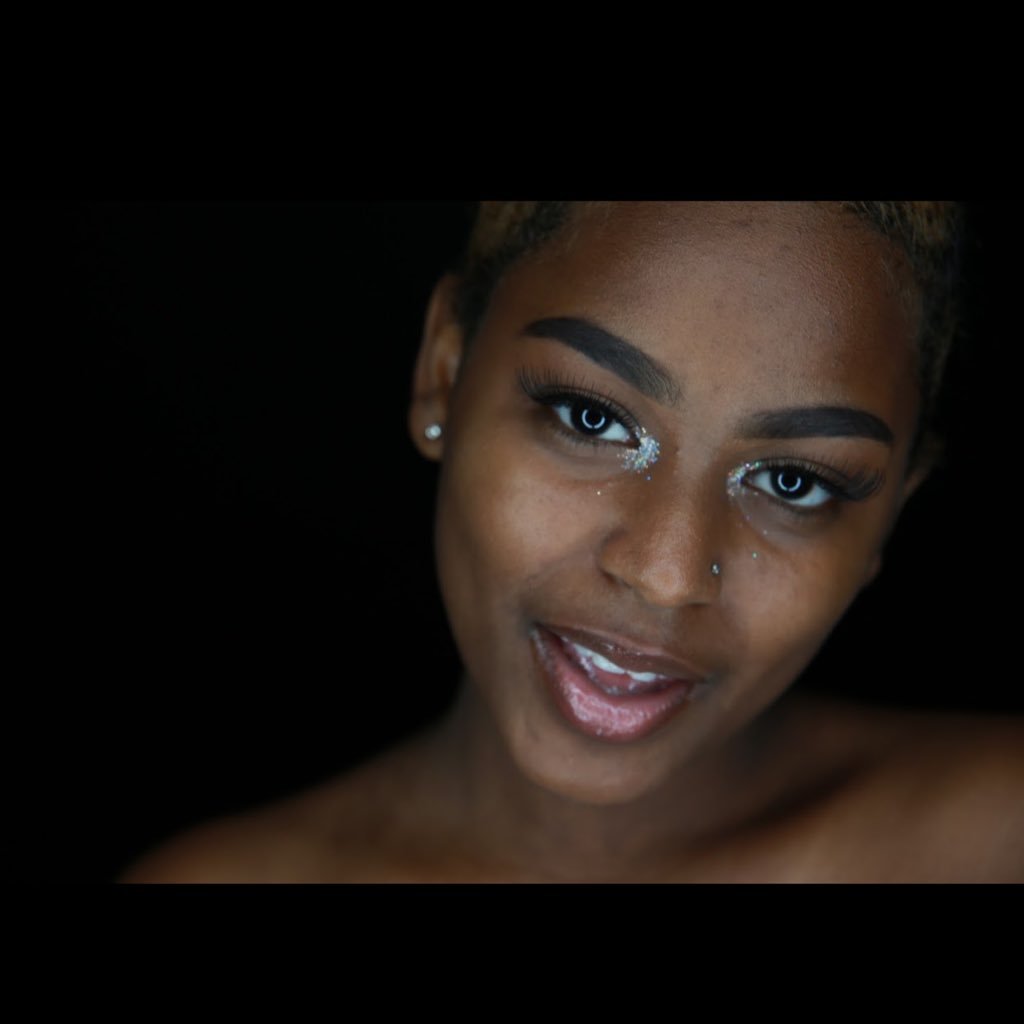 PrettyRoyal's profile picture. 