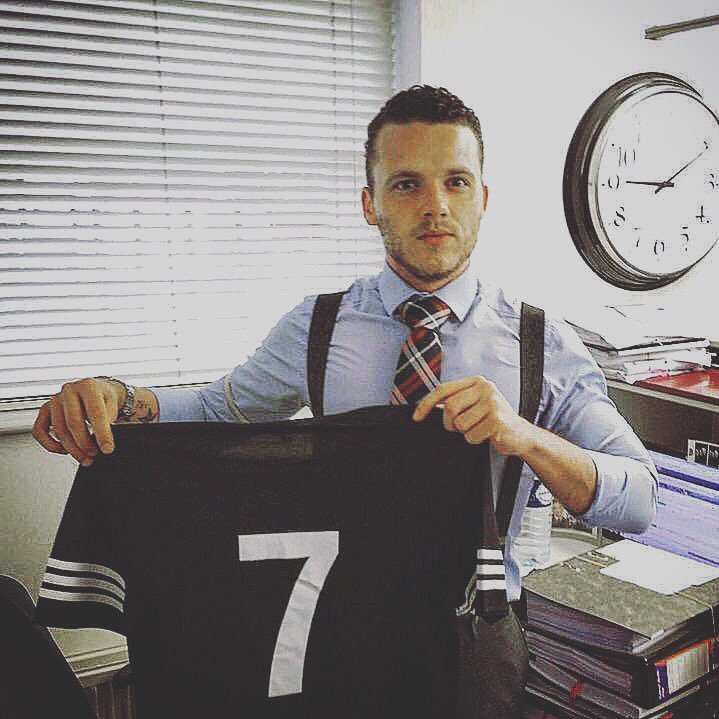 AElvis03's profile picture. Not arrogant, just better. Manchester United fan tweeting about football, music, tattoos, suits and watches.