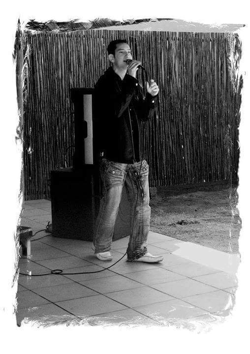 Im pedro strydom from kimberley and love to sing.
I people's person....and is a happy one to...