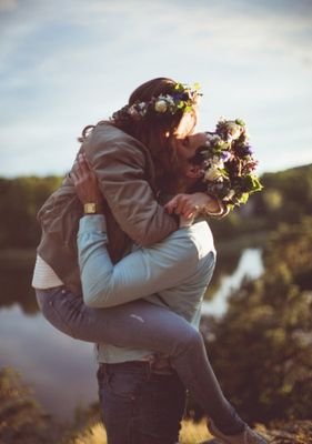 No hay ser humano,por cobarde que sea,que no pueda convertirse en héroe por amor.