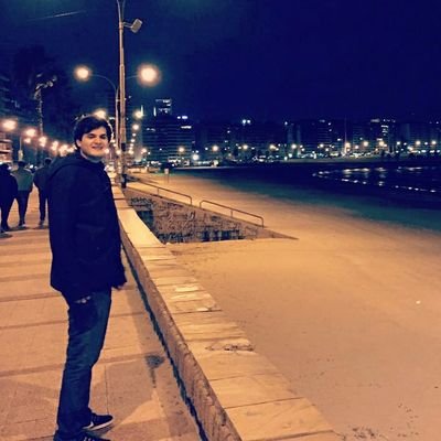 Dejemos de lado la mala costumbre de poner de que laburamos en el perfil de una red social hecha para boludear.
Hincha de River.