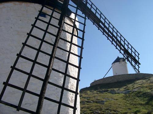 Todo un mirador paisajístico único abierto a horizontes manchegos.Consuegra, un pueblo de eminentes tradiciones manchegas. UN HORIZONTE A TU ALCANCE.