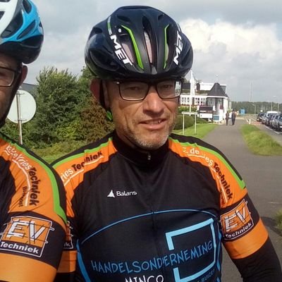 Eigenaar van E de Vries Techniek.
,Dak & Zinkwerk. Vader van Jarno en Femke & partner van Baukje.
en fietsgek.