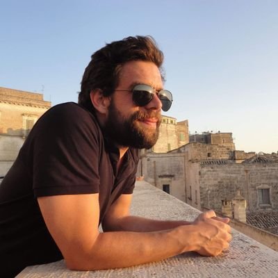 Acostumbrado a meterse en conversaciones ajenas. Sólo me represento a mi mismo.
Sociólogo