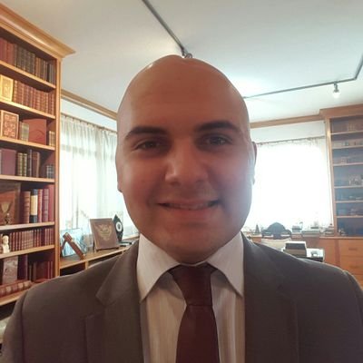 Cristão evangélico, advogado (Pós em DCivil&ProcCivil e DEmpresarial; atua em civil&imob&contratos&holdings), teólogo&filósofo diletante, bibliófilo aprendiz...