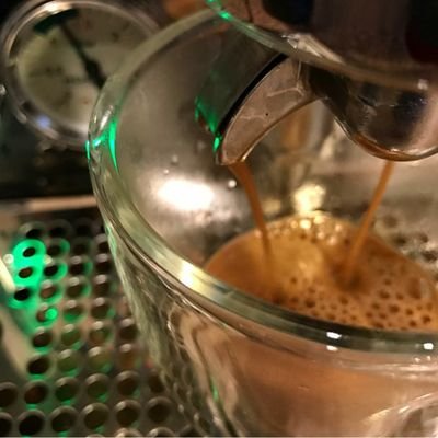 ¿Un café a estas horas? por supuesto. 
Todos moriremos, no te tomes todo en serio.