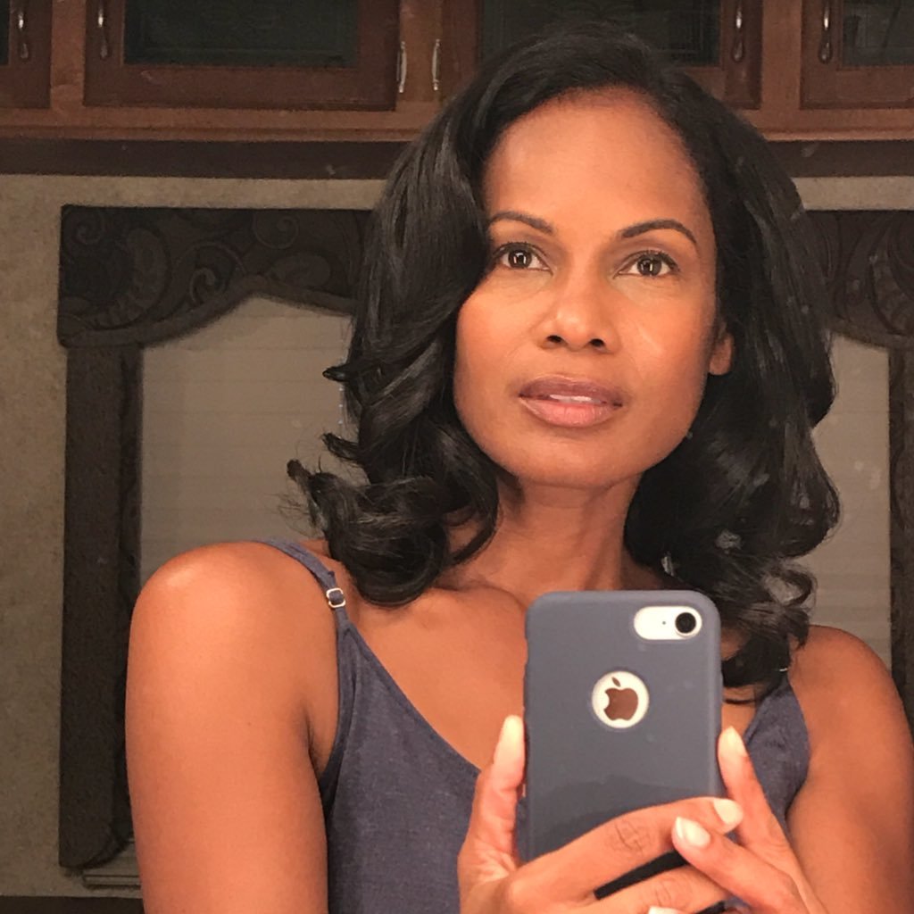 Robinne Lee Profile
