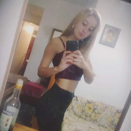 No te empeñes en ser alguien conocido, si no en alguien que valga la pena conocer. ✌ || Maty y Delfi los amo♡