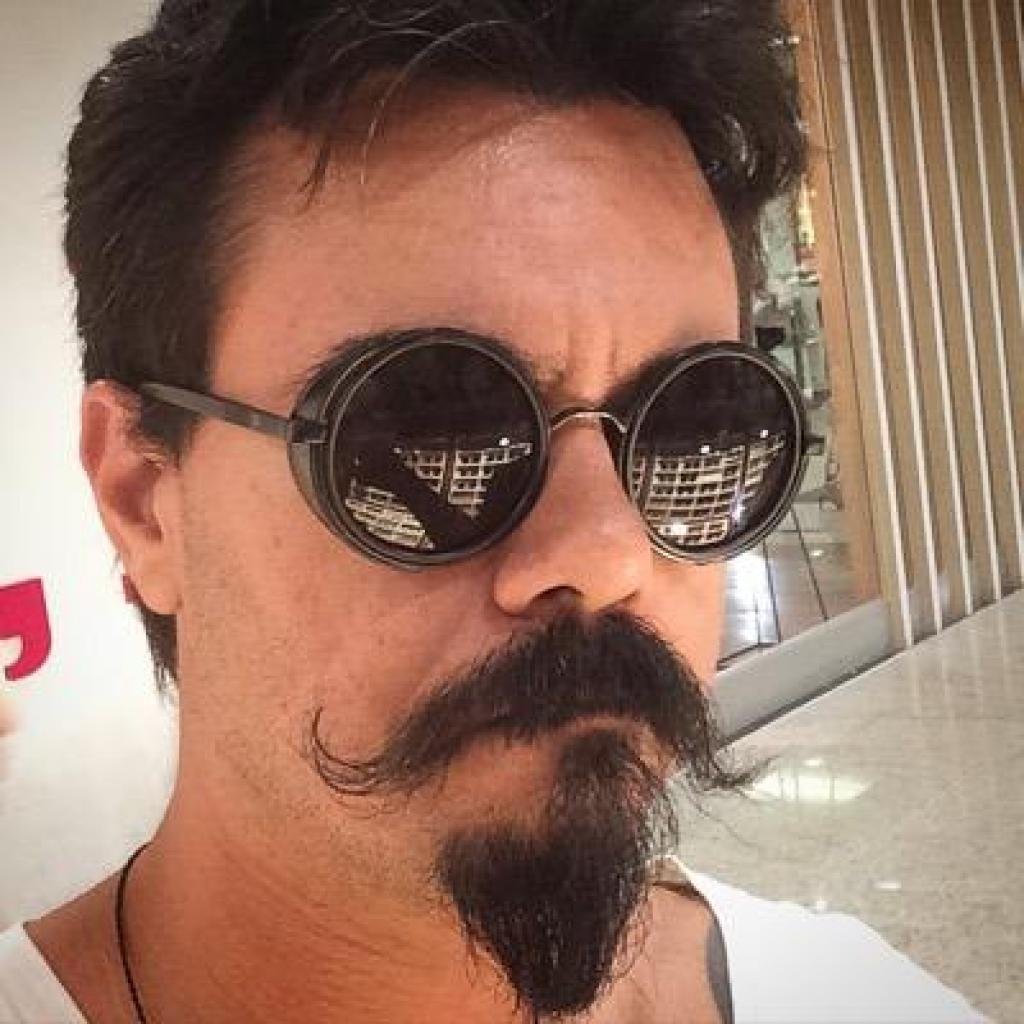 afonsolano's profile picture. Escritor, Youtuber, Quiroprata, Bigodudo.