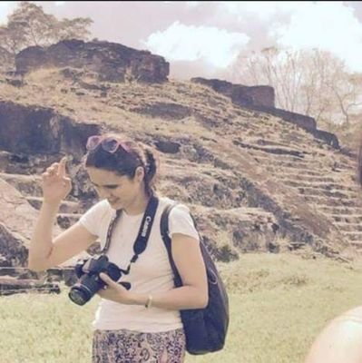 Ale Parra, la chaparra, de las manos chiconas
