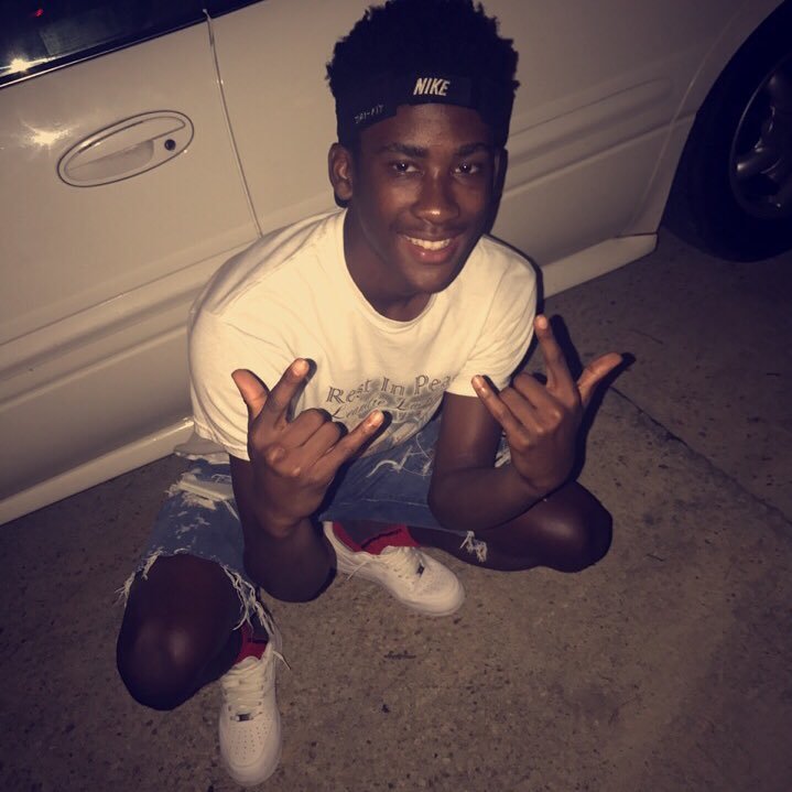 I'm Out Here To Claim Whats Mines #Capricorn♍️ 5'11 #Focused #Sophomore #LONGLIVESUNNYB😔 {Goal 10K} Loyalty Is A Must 〰👻: Li_hunndo 👇🏾{Click Link}👇🏾