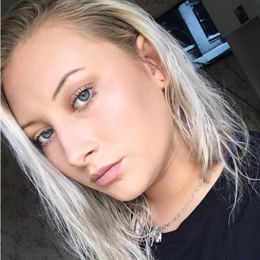 My name is Laura, I love make up, I like talk about makeup and put my makeup on my face....that's about it