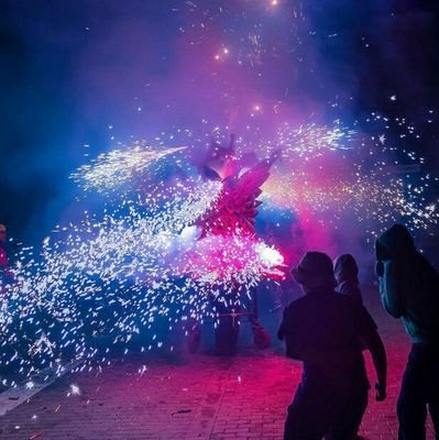 Som diables i som pecat, avancem com una tempesta i el foc és la nostra festa!