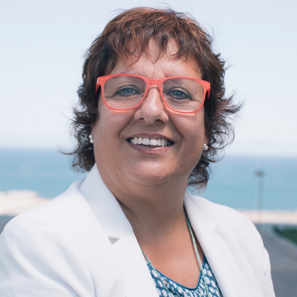 Empordanesa. Consellera de Treball, A.Socials i Famílies (2016/2017).Sindicalista. Psicopedagoga. Àvia de Senda i Guim. Presa política (1.221 dies) d’ Espanya.