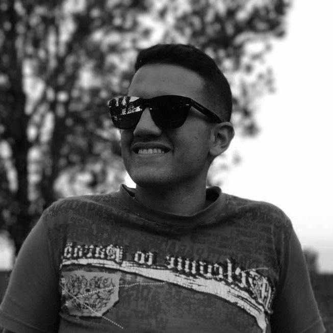 Amante de los móviles, Internet y el fútbol.