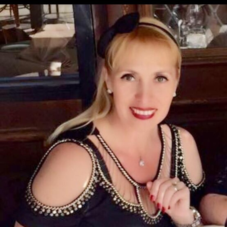 Comunicóloga, publicista, publirelacionista, organizadora de eventos internacionales, representante de una empresa de Singapur en America! Buena mamá y amiga!
