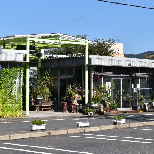 国道188号線沿いのアルク光店をキーテナントとしたおしゃれなショッピングモールです。衣料品、化粧品などの小売業の他にクリーニング店、美容院などのサービス業もあり対面販売を行っています。ぜひ、目で見て手にとって感じてください。お気に召す物が見つかりますようスタッフが心を込めてお手伝いします。