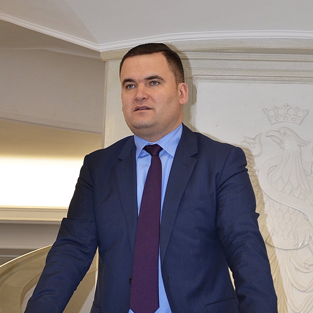 Maciej_Banaszak's profile picture. Biznes, polityka, podróże. Idiotów banuję bez ostrzeżenia. RT nie oznacza poparcia.