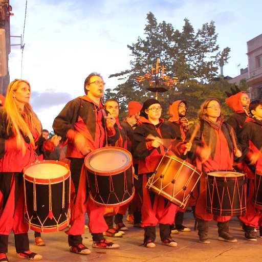 Percussiò de diables  Pota-Rojos reneix el 2011 amb les ganes de fer disfruar a
tots aquells que segueixen als Diables Pota-Rojos de Castellbisbal .Toc de Foc