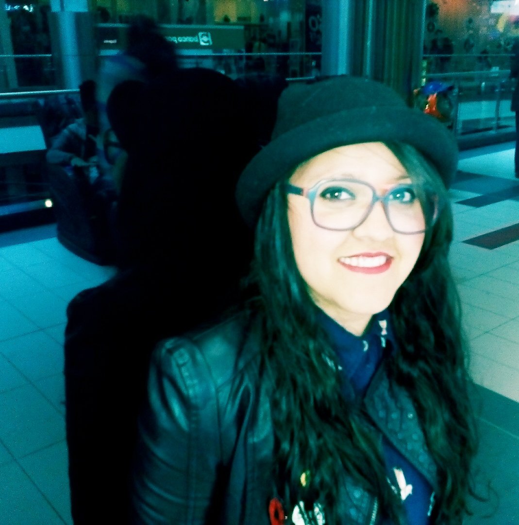 Dulcecaotico's profile picture. Oídos que se sumergen en buena música, manos que conquistan en caricias y letras, ojos y mente que son seducidos con teatro y libros. http://t.co/YZwS8vA4T2