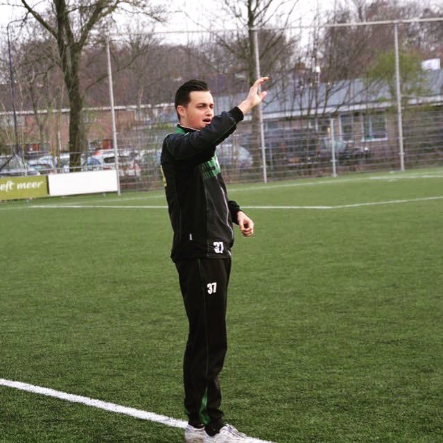 Trainer Zeerobben JO19-1. Supporter Feyenoord Rotterdam.