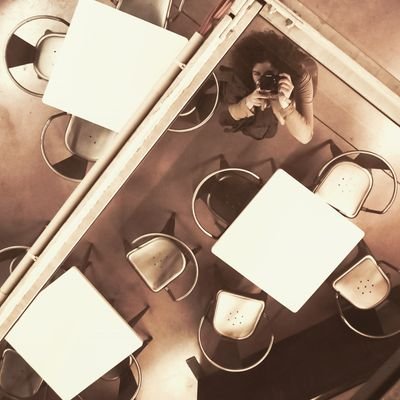 (...arrels nòmades...) / (...nomad roots...)
Geògrafa. Periodista en crisàl•lide. Per la transformació social i les causes (casi) perdudes. Caos contingut.