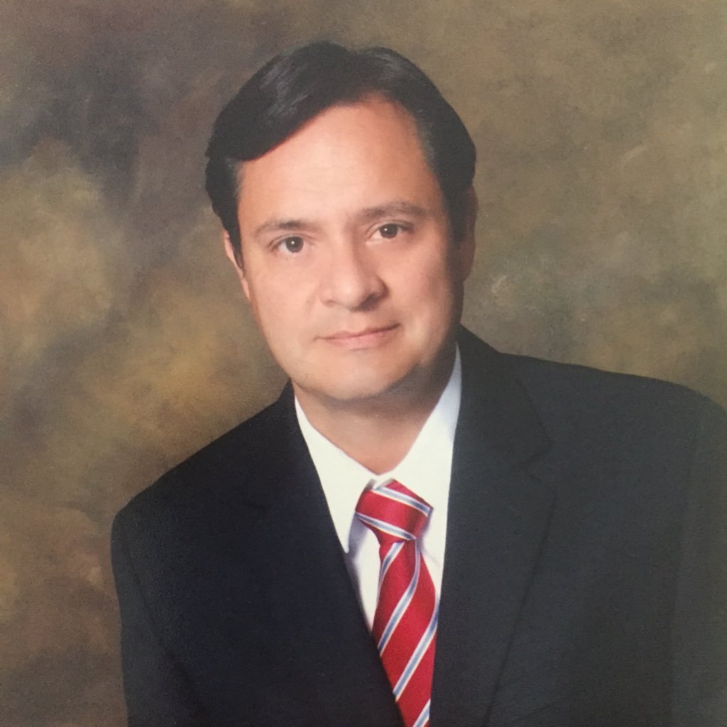 Aficionado practico en la Fiesta Brava. Tapatío de Nacimiento. Empresario. LAE y Master en Negocios por el IPADE, Colegiado en Doctorado en Alta Dirección.