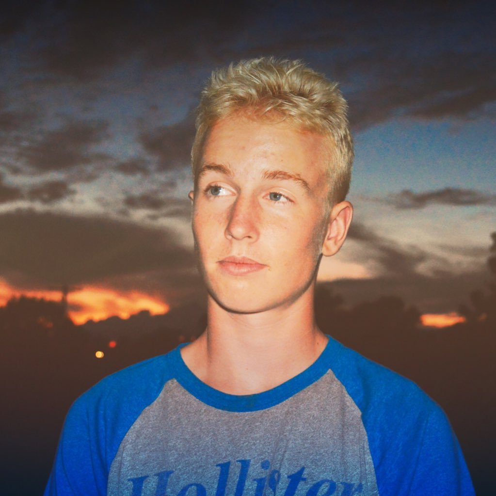 Flash Clan 🔥 I love to vlog 🎥Take pictures 📸 Learn 💡 Goal is to live in California😉 👻Sc| rohrer33collin 🎥My latest video⬇️