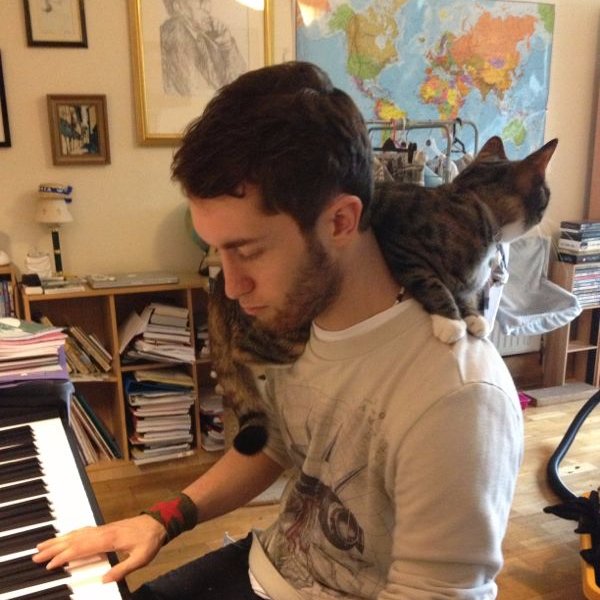 Me gusta viajar, adoro la literatura y soy un apasionado de la música. Creo en la discrepancia como forma de avanzar y la educación nos hace libres.