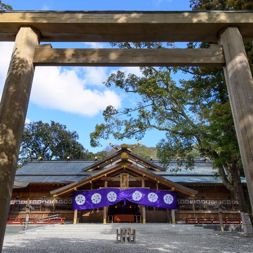 三重県伊勢市に鎮座する猿田彦神社の公式アカウントです。
天孫降臨を「みちひらき」された猿田彦大神と、大神の裔である大田命をお祀りしています。
境内には「芸事」「良縁」等の御神徳で知られる天宇受売命(あめのうずめのみこと)をお祀りする佐瑠女神社も鎮座しています。
当社は猿田彦大神の直系の子孫が代々宮司を務める神社です。