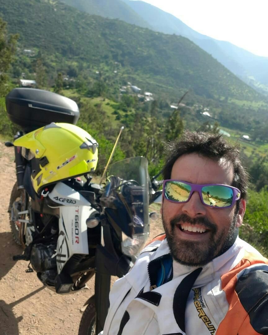 Sobreviviente de Roswell, en la Tierra me enamoré de las motos, las camionetas, la bici y la fotografía. Hablo con los animales. Pacientemente espero mi rescate