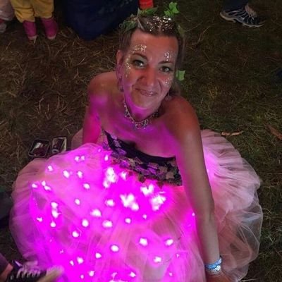 This is me... https://t.co/MaIQ8BdXBN Lover of Festivals, Music & if the sun is shining that's always a bonus 🌞