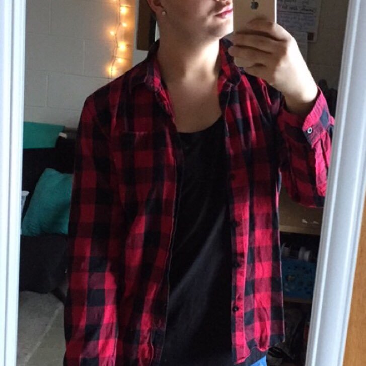 thatfleekgay's profile picture. 22 | AZ living | I get through life the way I suck dick.... FLAWLESSLY