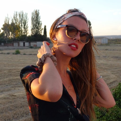 Estudiante de 4º curso de Traducción e Interpretación en la UVa. EN/FR/IT-ES. Amante de la fotografía, la música, la moda y los idiomas.